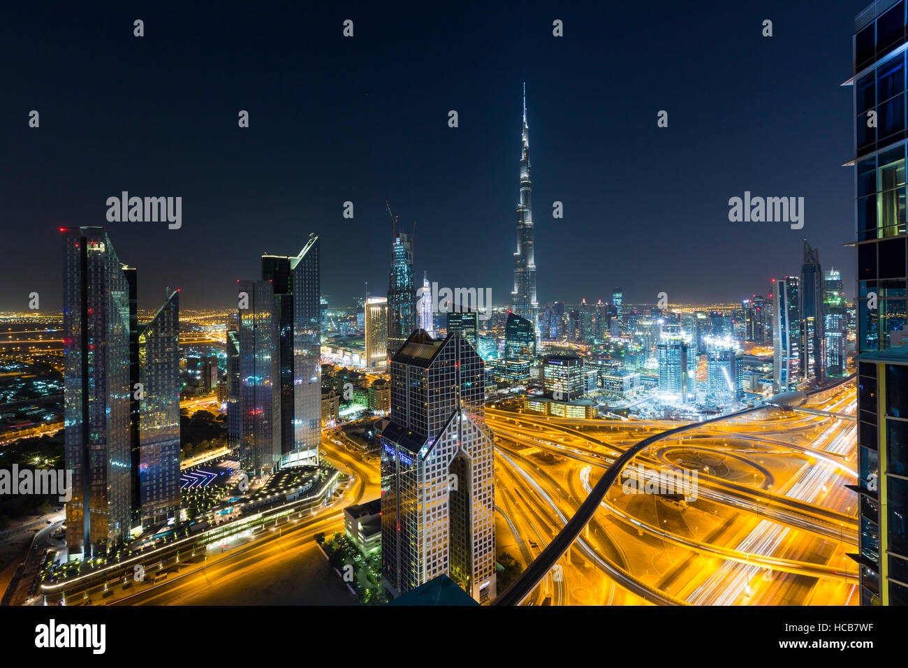 Blick auf Skyline von Shangri La Hotel nachts beleuchteten Sheikh Zayed Road, Dubai, Burj Khalifa, Innenstadt Stockfoto