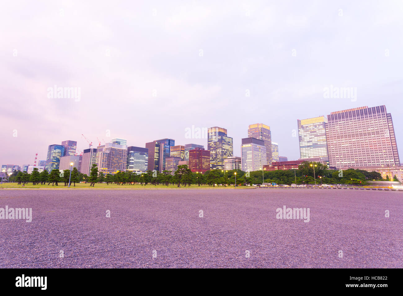 Lila Abend Sonnenuntergang mit Blick auf die Innenstadt von Marunouchi Skyline in der Abenddämmerung gesehen von Imperial Palace Square in Tokio, Japan Stockfoto