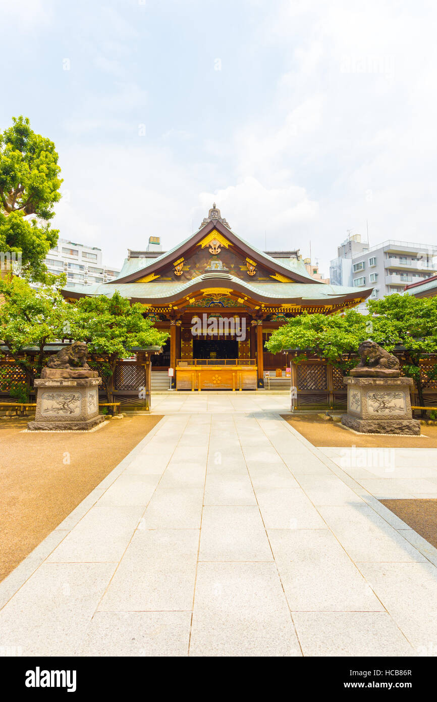 Mittig vor dem Eingang zum Yushima gemeinsam-Gu Shinto Schrein an einem sonnigen Sommertag in Tokio, Japan. Vertikal Stockfoto