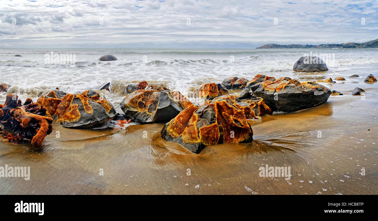 Moeraki Boulders, split Felsen, Koekohe Strand, Otago, Südinsel, Neuseeland Stockfoto