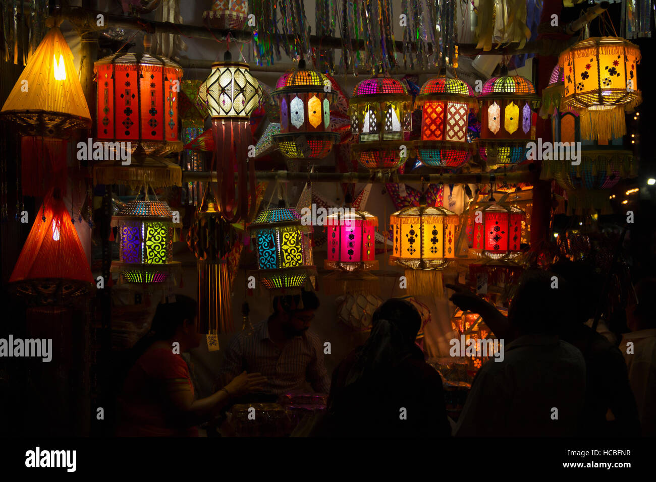 Bunte Laternen oder ein himmelslaternen (akash kandil) für Verkauf bei Nacht, Diwali Festival, Pune, Maharashtra, Indien Stockfoto