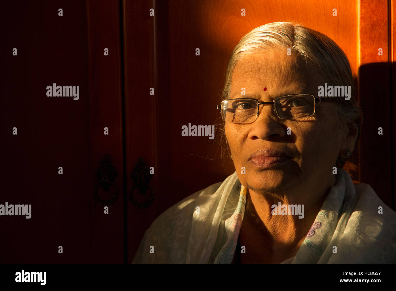 Nahaufnahme der indischen Reife (alten) Frau im Sonnenlicht Stockfoto