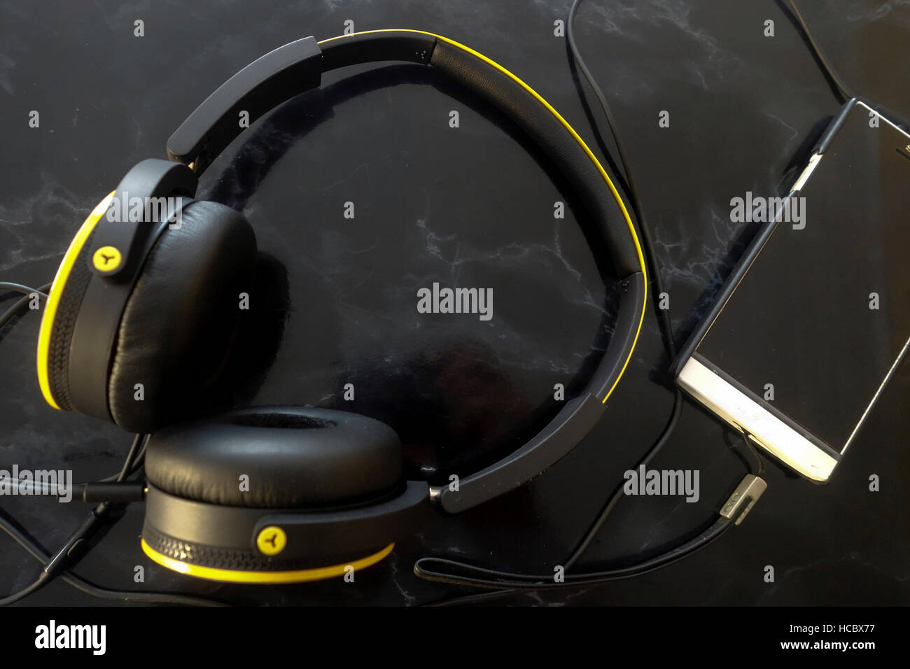 Kopfhörer und Handy/Media Player Stockfoto