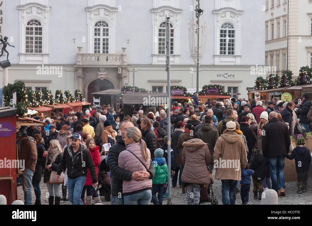 Brno, Czech Republik-November 26,2016: Menschen Surfen Marktstände am Weihnachtsmarkt auf dem Kohlmarkt am 26. November 2016 Brünn Stockfoto