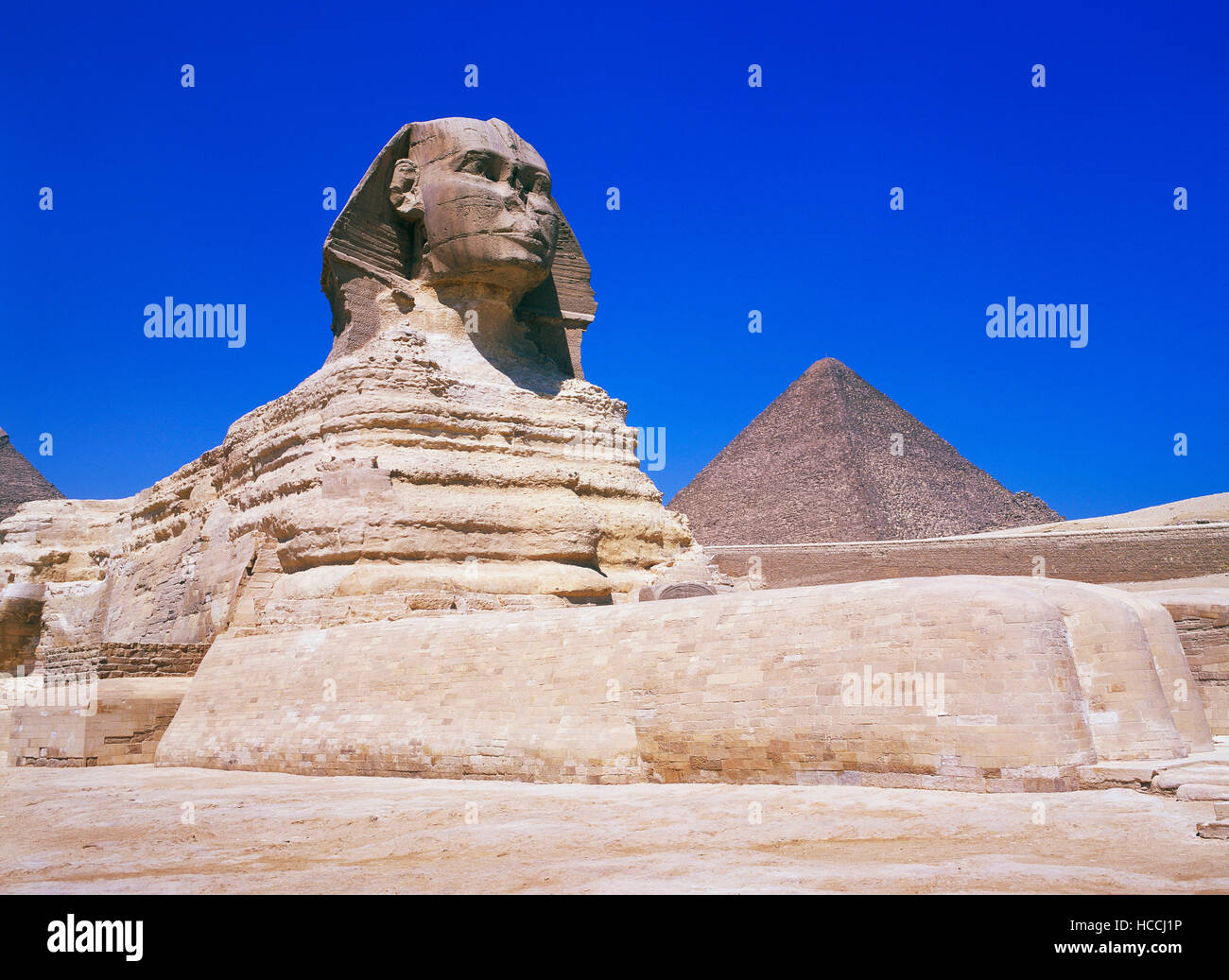 Die Sphinx und die Pyramiden auf dem Plateau von Gizeh, Kairo, Ägypten Stockfoto