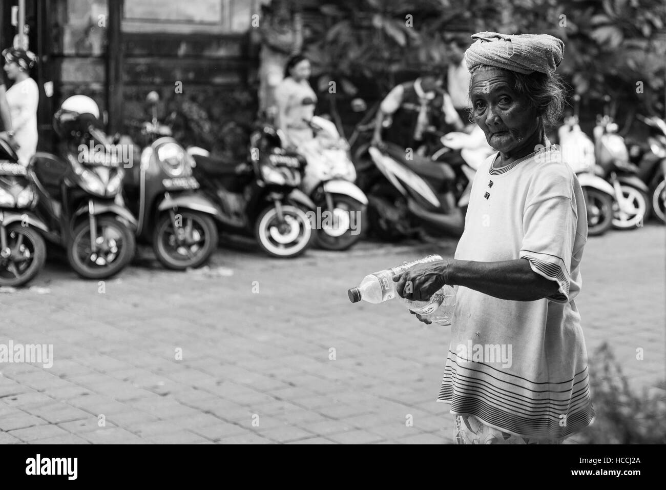 Arme Indonesierin sammelt leere Flaschen und Bierdosen Stockfoto