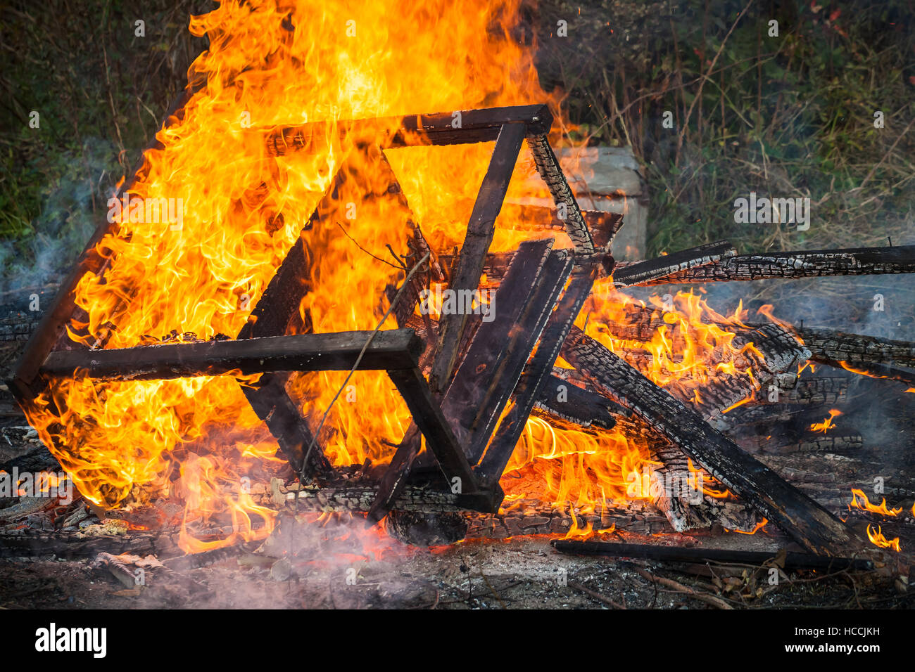 Nahaufnahme Foto von Holzmöbeln in großes Lagerfeuer brennen Stockfoto