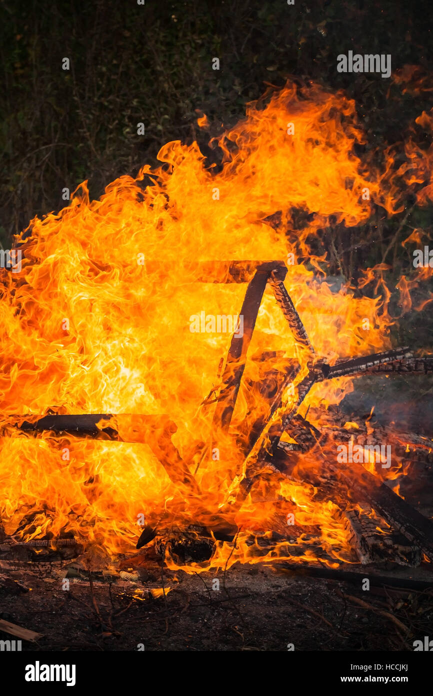 Nahaufnahme Foto des großen Outdoor-Feuer Stockfoto