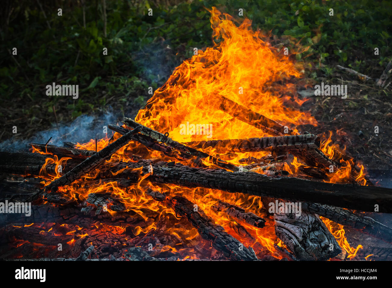 Nahaufnahme Foto von Brennholz in großen Feuer brennen Stockfoto