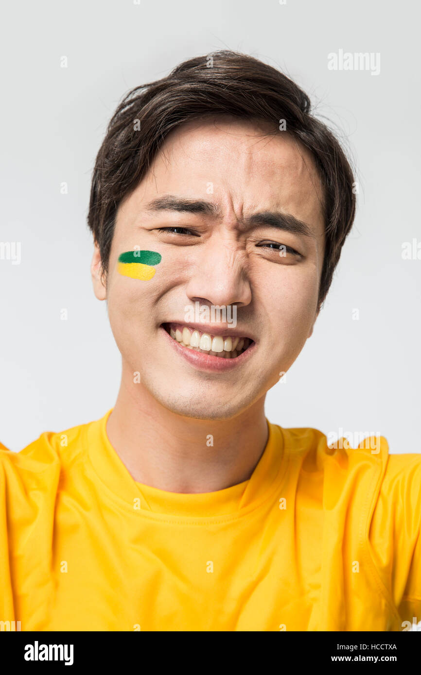 Porträt des jungen Mann Stirnrunzelnd Gesicht Stockfoto