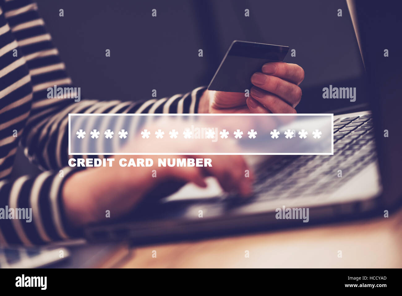 Frau Typisierung Kreditkartennummer für Online-shopping - Nahaufnahme von weiblichen Händen mit e-Wallet-Anmeldeinformationen für ein Internet-Kauf-Transaktion Stockfoto