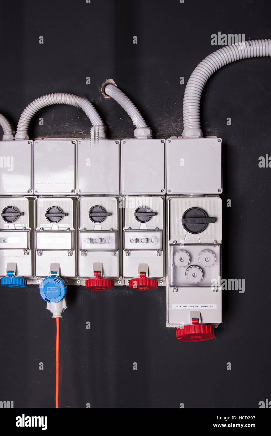 Industrie-Steckverbinder für elektrische Kabel an der Wand Stockfoto