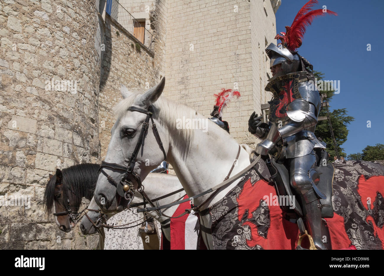 Ritterturniere am Le Schlosses, vorbereiten berittene Ritter in voller Rüstung für das Turnier Stockfoto
