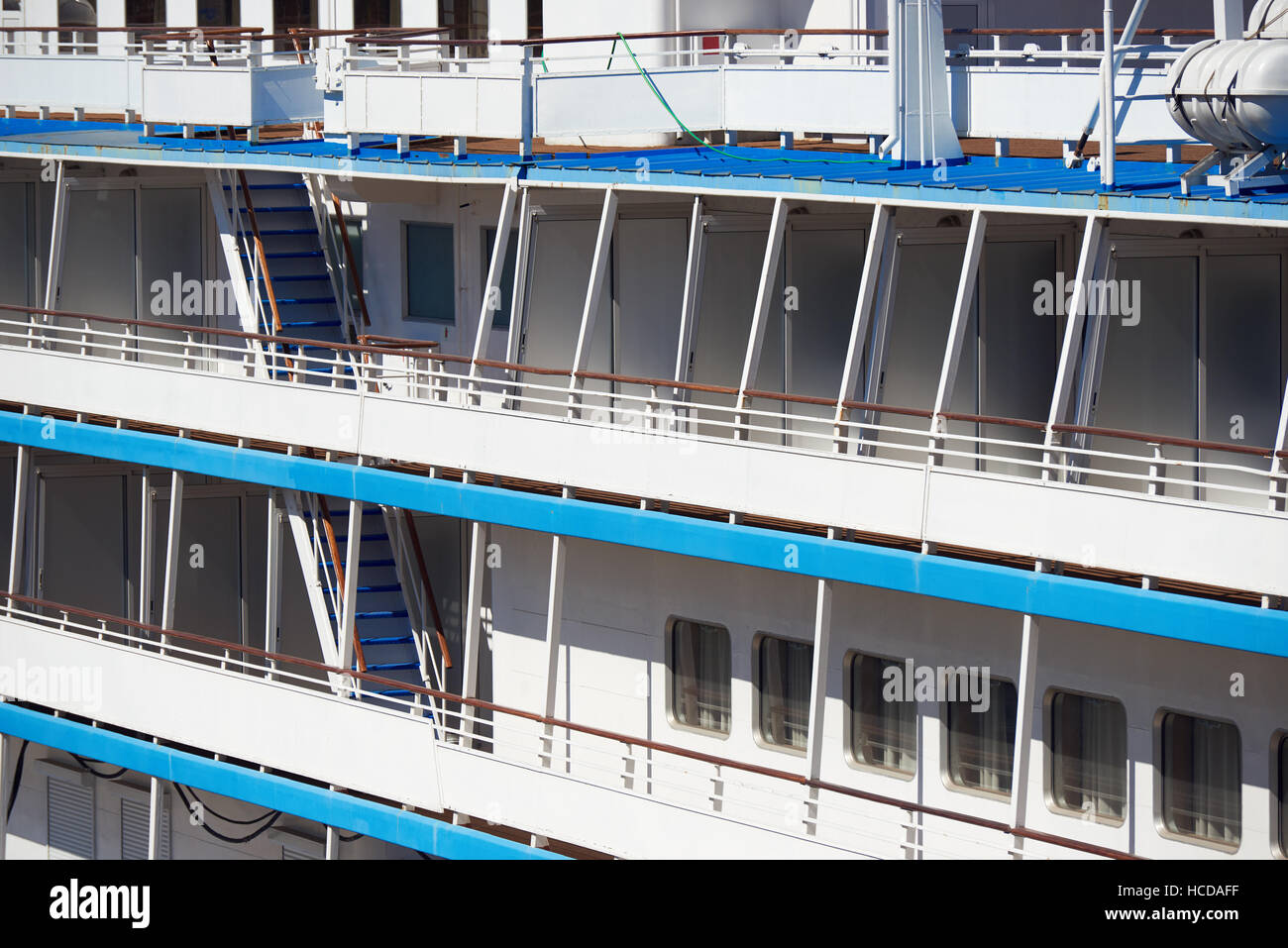 Kreuzfahrt Schiff Seite Ansicht Closeup als Hintergrund, Fenster und Balkon Stockfoto