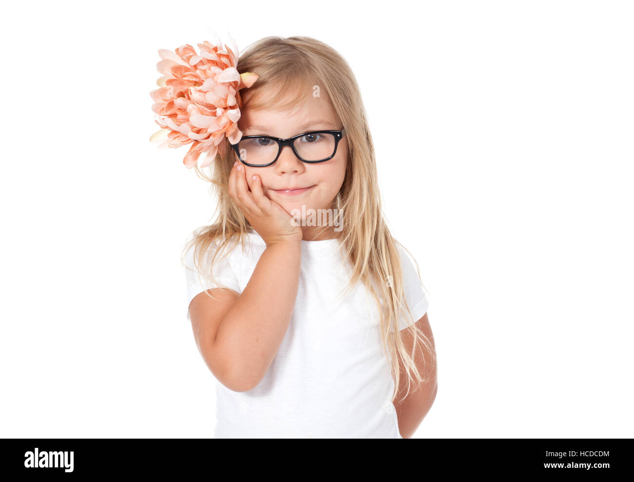 Kind-Mädchen mit Brille - in einem weißen T-shirt-Gläser halten. Stockfoto