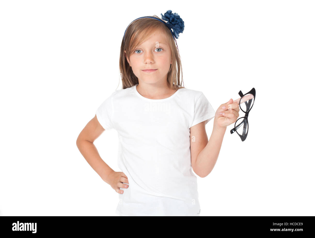 Kind-Mädchen mit Brille - in einem weißen T-shirt-Gläser halten. Stockfoto