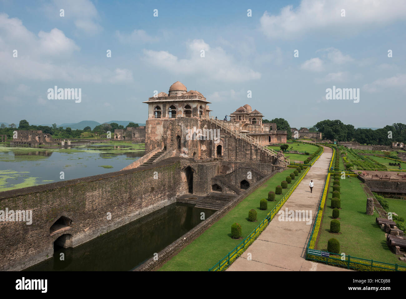 Der Jahaz Mahal oder Ship's Palace in der Königlichen Enklave ist die wichtigste Touristenattraktion in Mandu, Madhya Pradesh, Indien Stockfoto