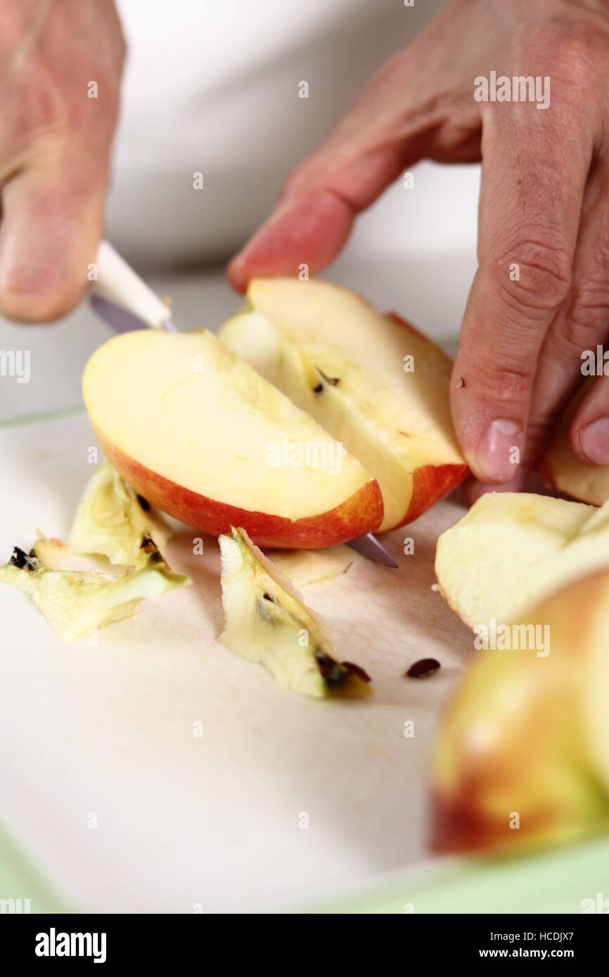 Schneiden Äpfel in Viertel. Apfel Tarte Tatin mit Zimt-Serie zu machen. Stockfoto