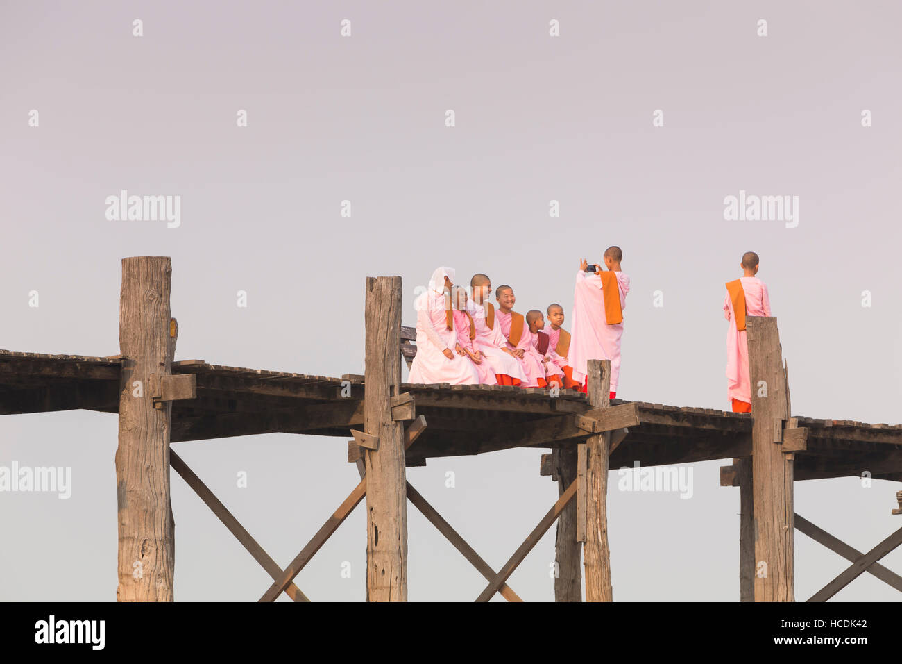 Nonnen auf U-Bein Brücke, Amarapura, Mandalay, Myanmar Stockfoto