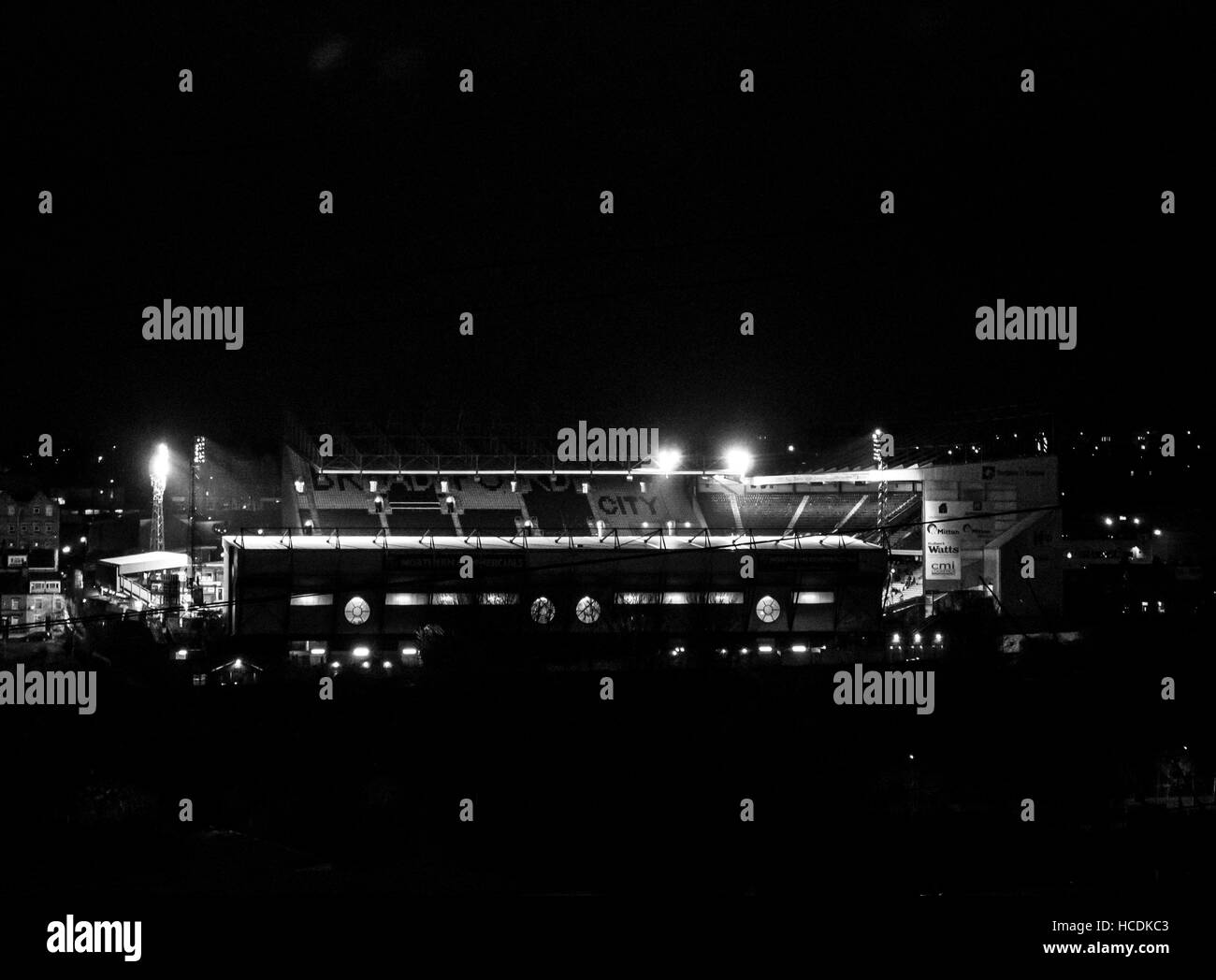 Tal-Parade, Heimat von Bradford City FC, an einem kalten Winter Abend Stockfoto