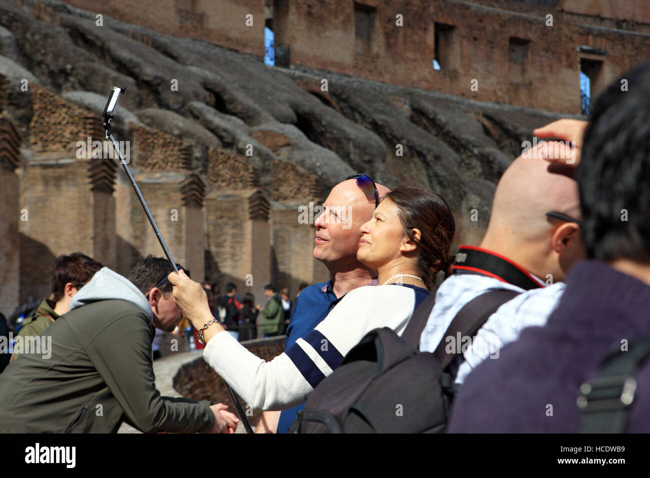 Paar, wobei ein Selbstporträt mit einem Selfie-Stick in das Kolosseum in Rom, Italien Stockfoto