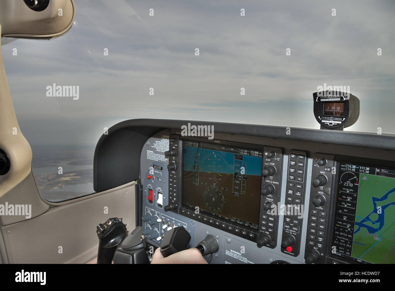 Kiew, Ukraine - 12. November 2010: Blick von der Cessna 172 Skyhawk Cockpit während des Fluges über die Stadt bei bewölktem Wetter Stockfoto