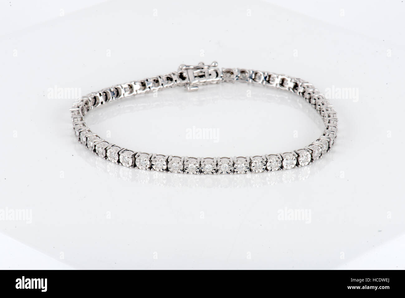 Diamant, Gold, Silber und Bronze Schmuck. Armbänder, Ketten, Ohrringe, Halsketten, Schuss Proffesionally. Stockfoto