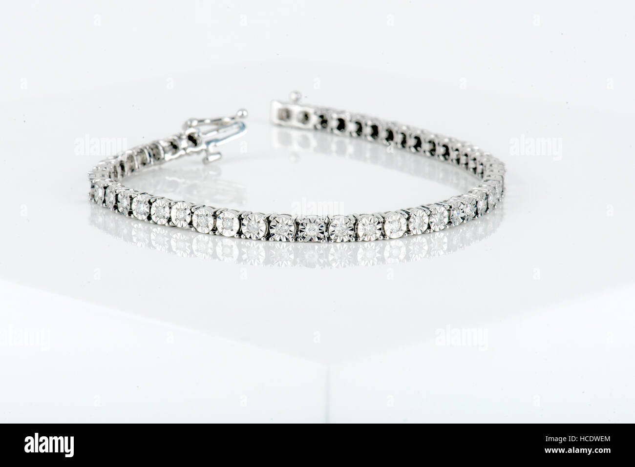 Diamant, Gold, Silber und Bronze Schmuck. Armbänder, Ketten, Ohrringe, Halsketten, Schuss Proffesionally. Stockfoto