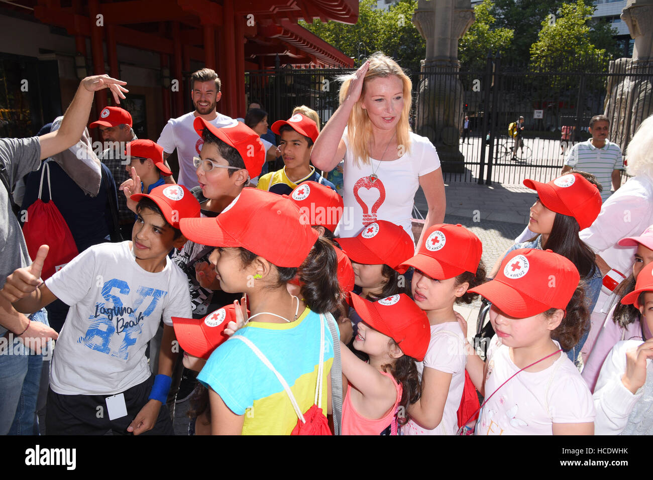 Ein Tag im Zoo für Flüchtlingskinder mit DRK-Botschafterin Jette Joop im Berliner Zoo.  Mitwirkende: Jette Joop wo: Berlin, Deutschland bei: 16. August 2016 Stockfoto
