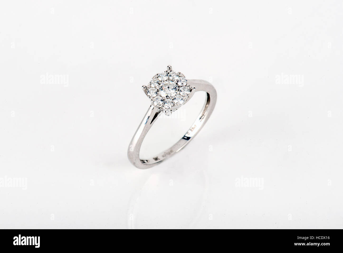 Diamant-Ring mit Gold und Silber und Edelsteinen. Schuss stehend oben und von oben. Stockfoto