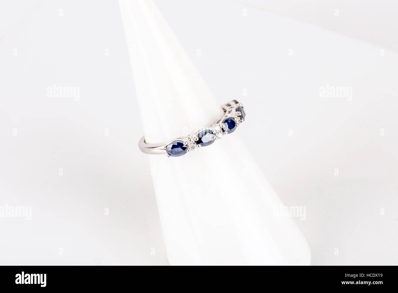 Diamant-Ring mit Gold und Silber und Edelsteinen. Schuss stehend oben und von oben. Stockfoto