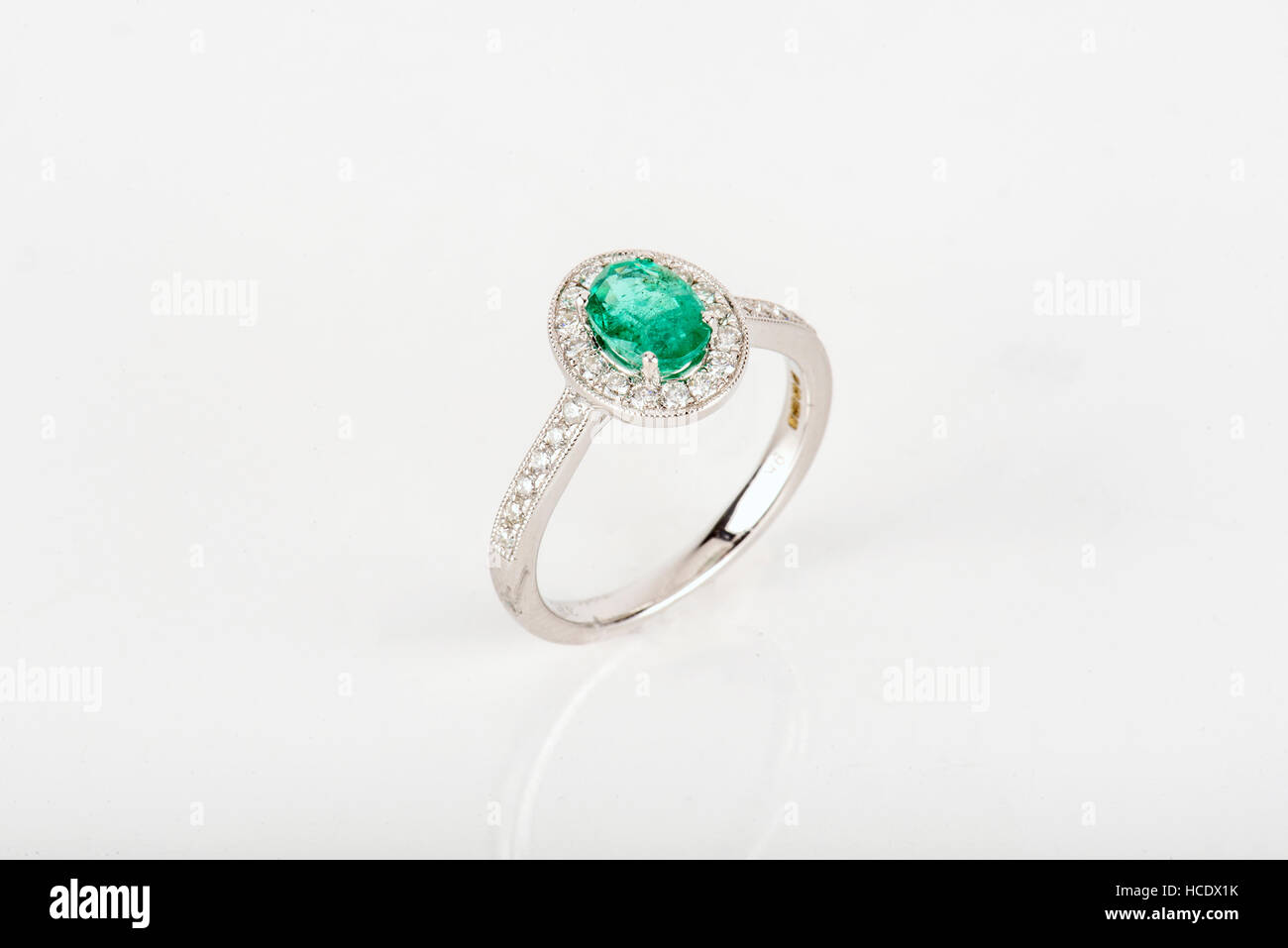 Diamant-Ring mit Gold und Silber und Edelsteinen. Schuss stehend oben und von oben. Stockfoto