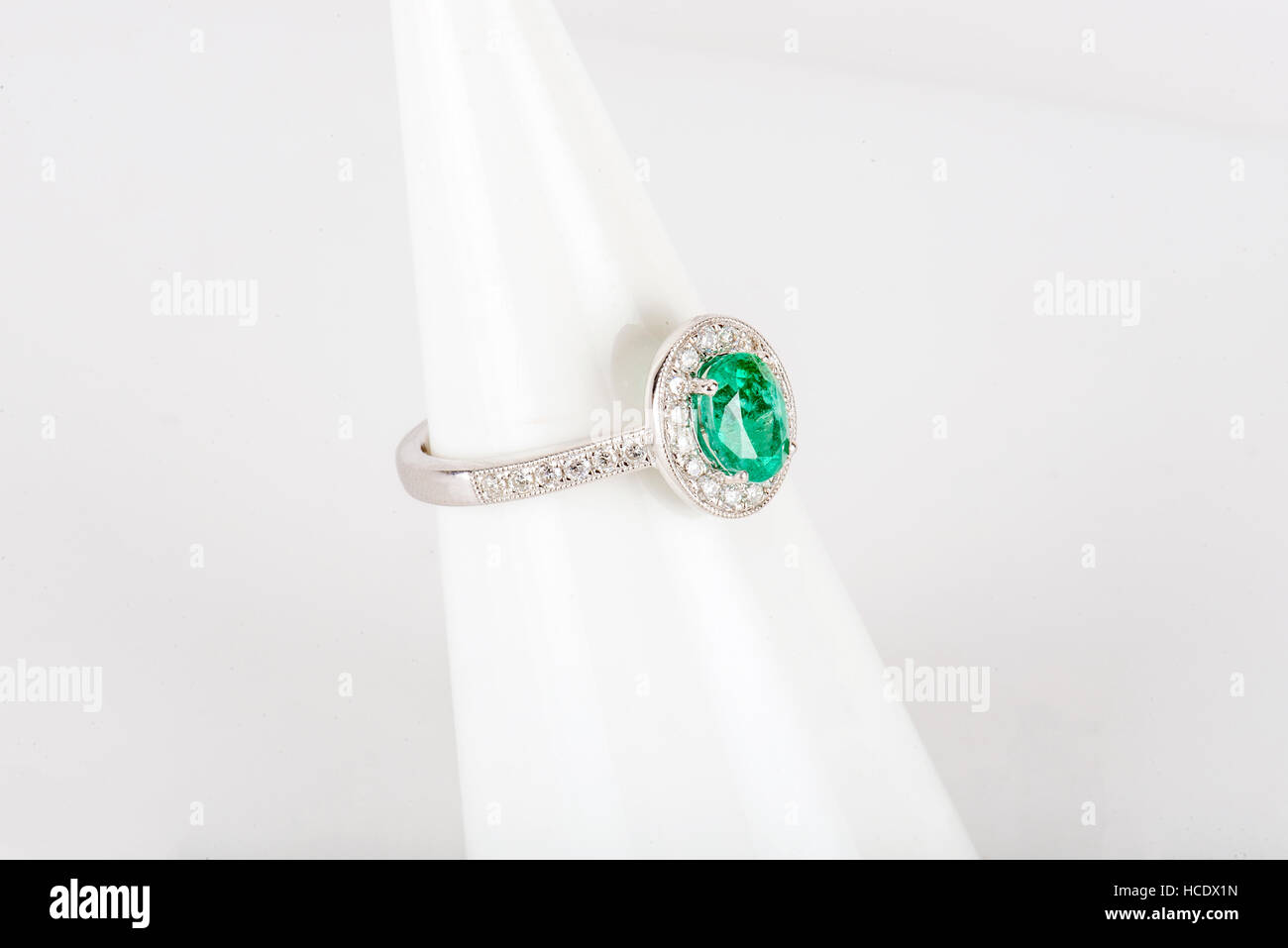 Diamant-Ring mit Gold und Silber und Edelsteinen. Schuss stehend oben und von oben. Stockfoto