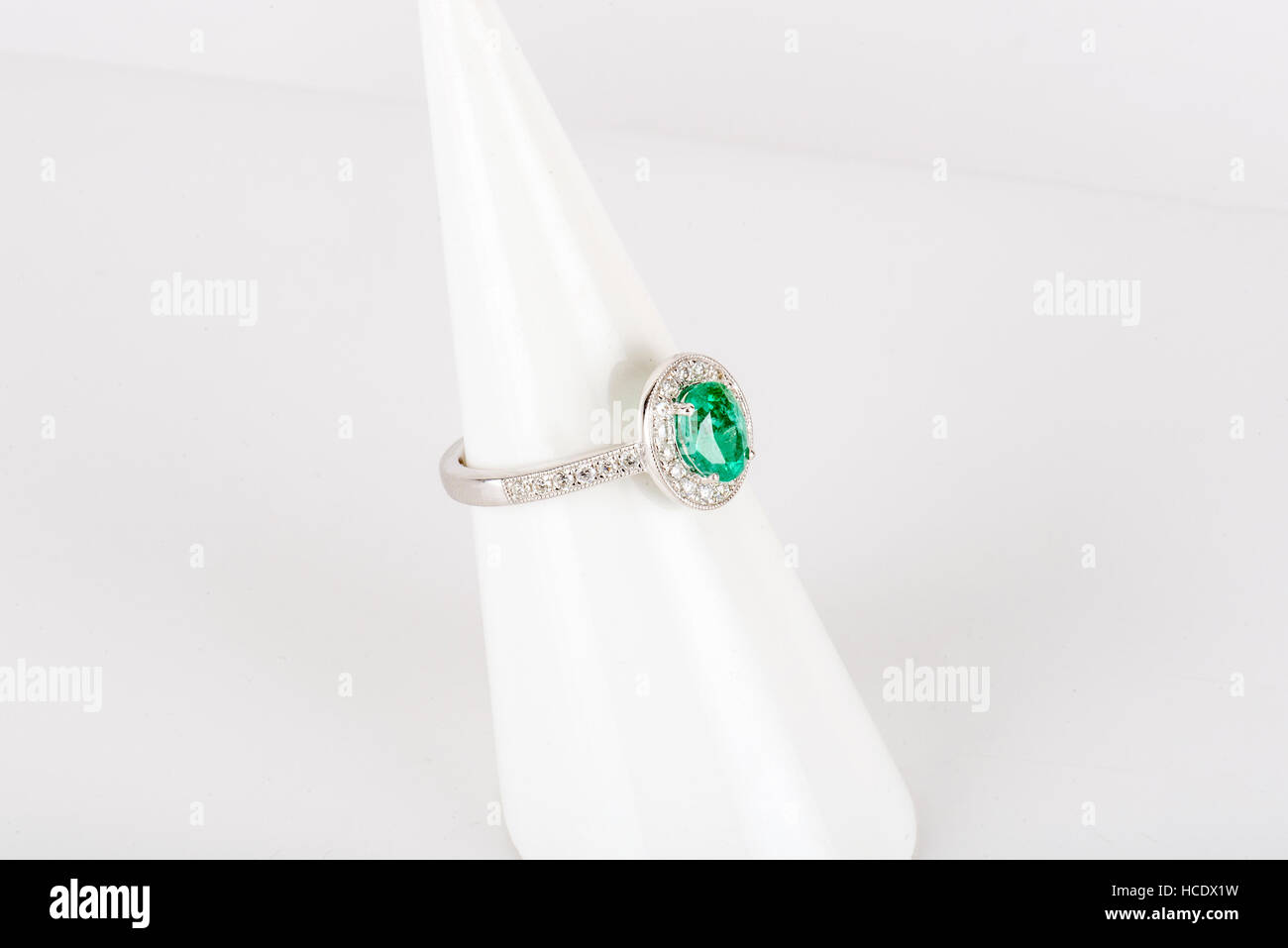 Diamant-Ring mit Gold und Silber und Edelsteinen. Schuss stehend oben und von oben. Stockfoto