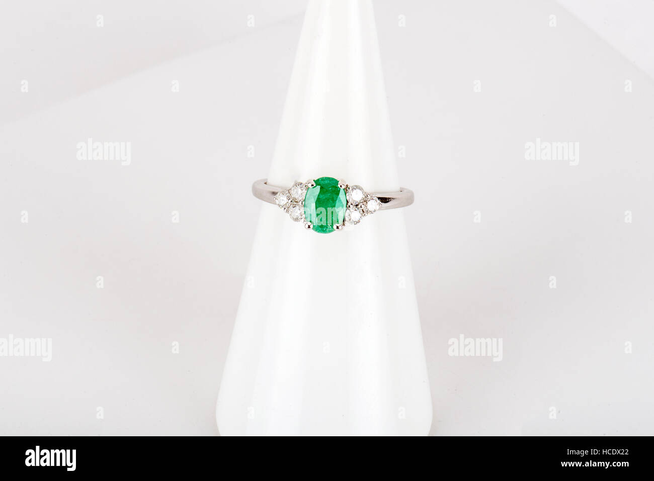 Diamant-Ring mit Gold und Silber und Edelsteinen. Schuss stehend oben und von oben. Stockfoto