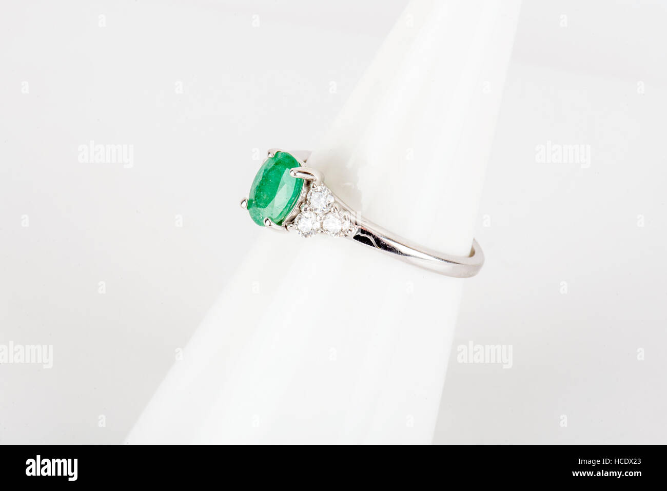 Diamant-Ring mit Gold und Silber und Edelsteinen. Schuss stehend oben und von oben. Stockfoto