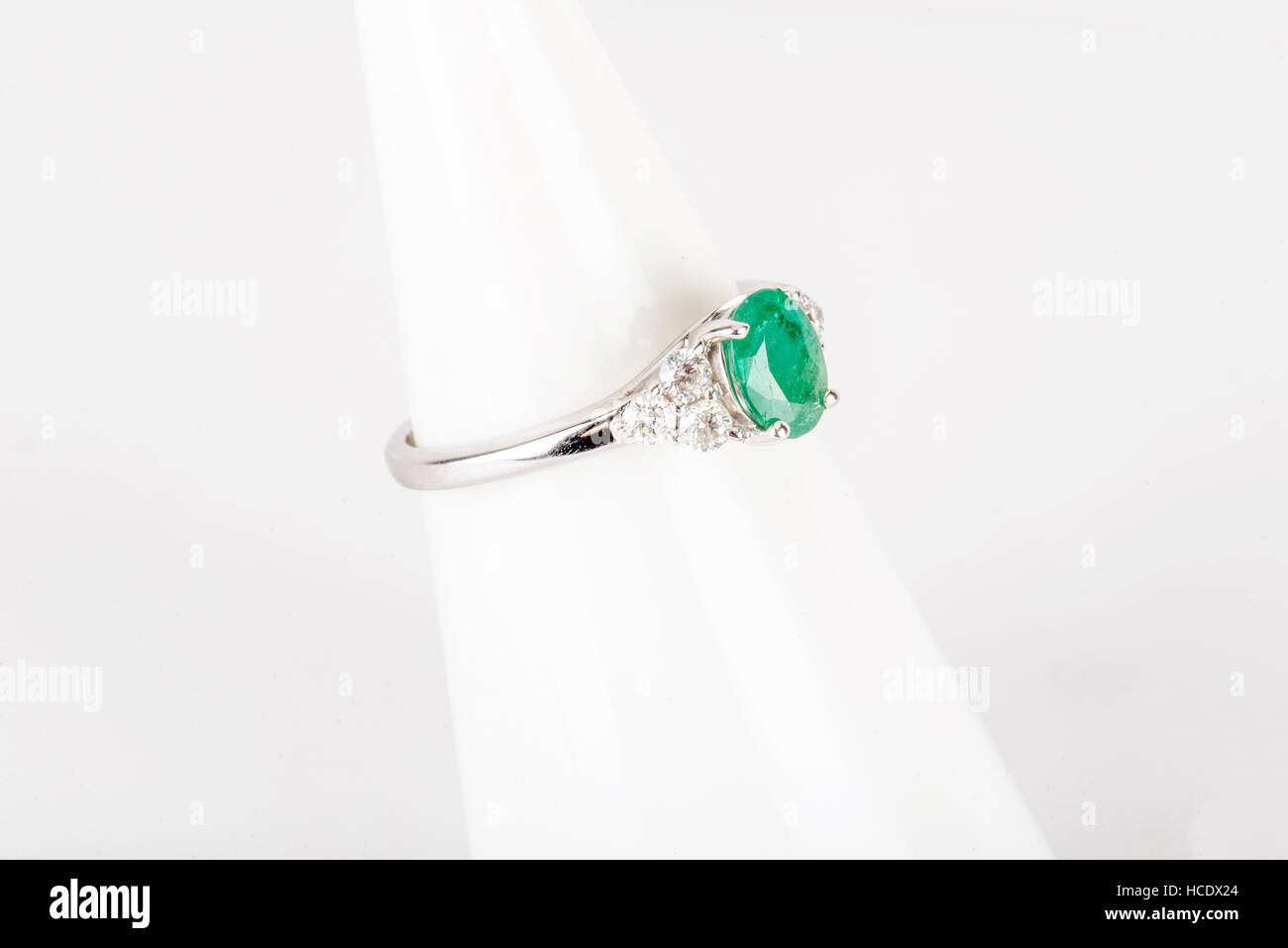 Diamant-Ring mit Gold und Silber und Edelsteinen. Schuss stehend oben und von oben. Stockfoto