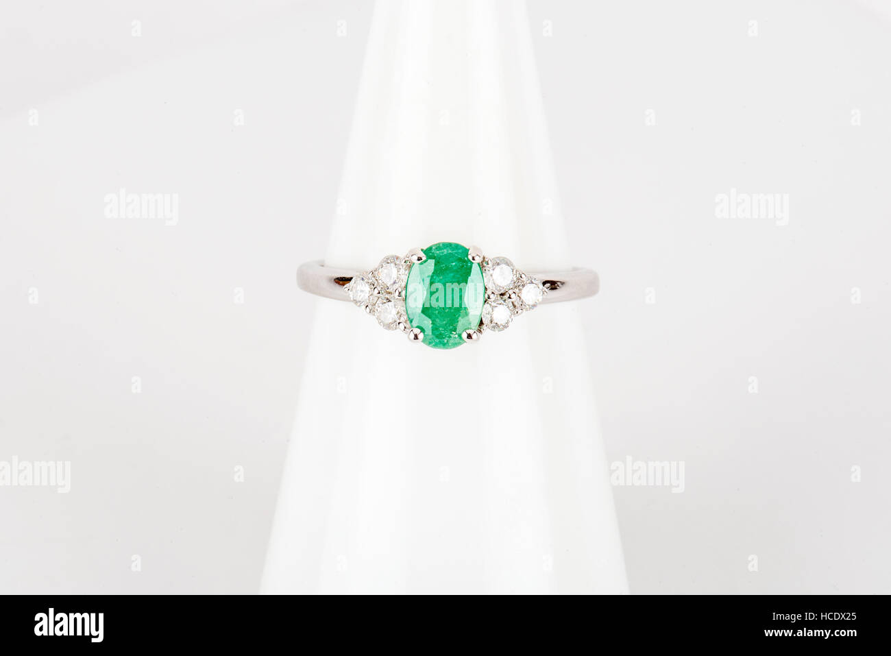 Diamant-Ring mit Gold und Silber und Edelsteinen. Schuss stehend oben und von oben. Stockfoto