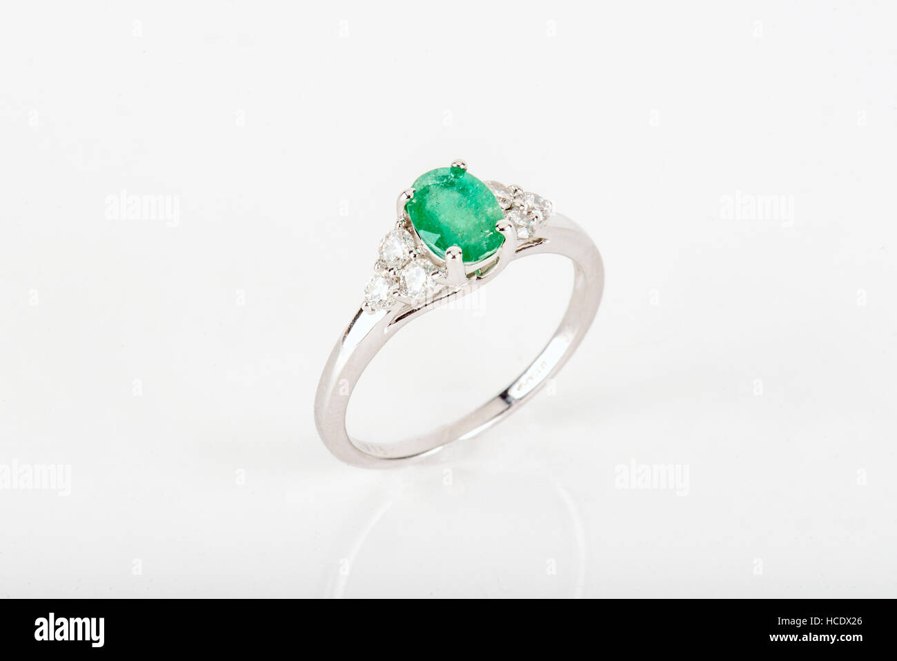 Diamant-Ring mit Gold und Silber und Edelsteinen. Schuss stehend oben und von oben. Stockfoto