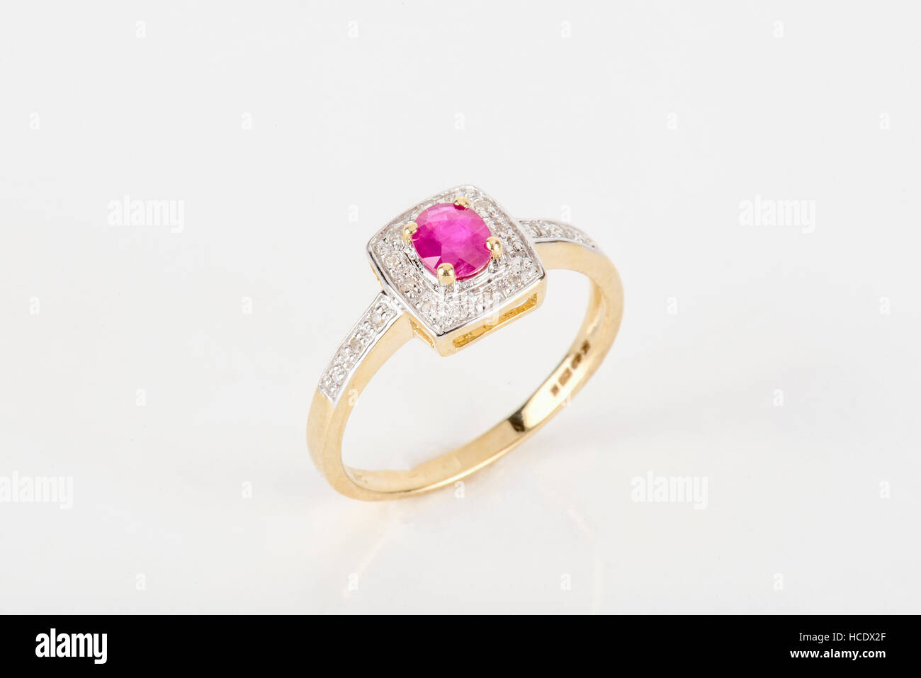 Diamant-Ring mit Gold und Silber und Edelsteinen. Schuss stehend oben und von oben. Stockfoto