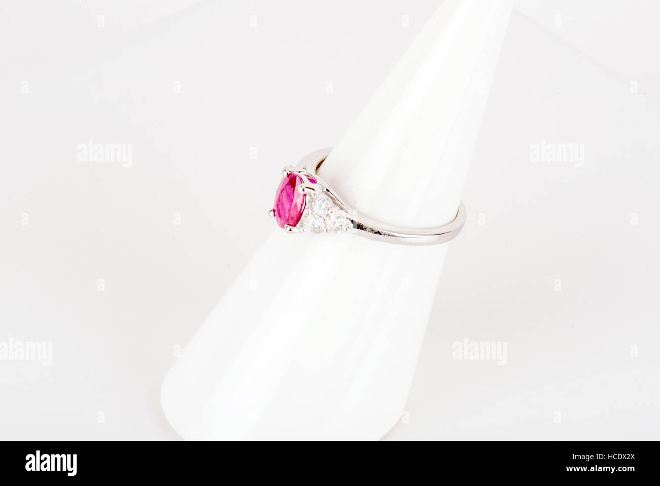 Diamant-Ring mit Gold und Silber und Edelsteinen. Schuss stehend oben und von oben. Stockfoto