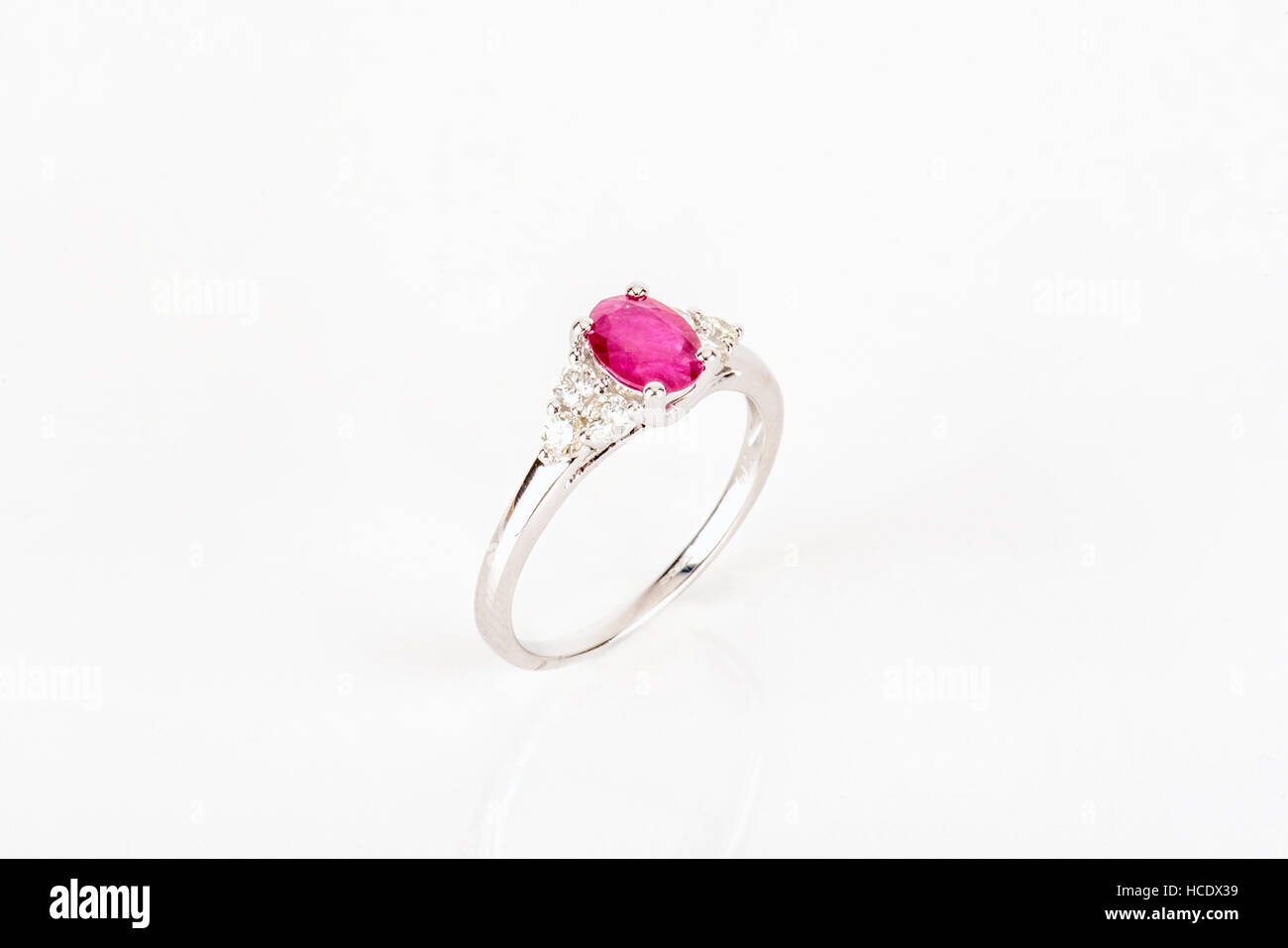 Diamant-Ring mit Gold und Silber und Edelsteinen. Schuss stehend oben und von oben. Stockfoto