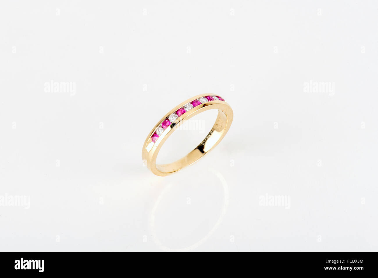 Diamant-Ring mit Gold und Silber und Edelsteinen. Schuss stehend oben und von oben. Stockfoto