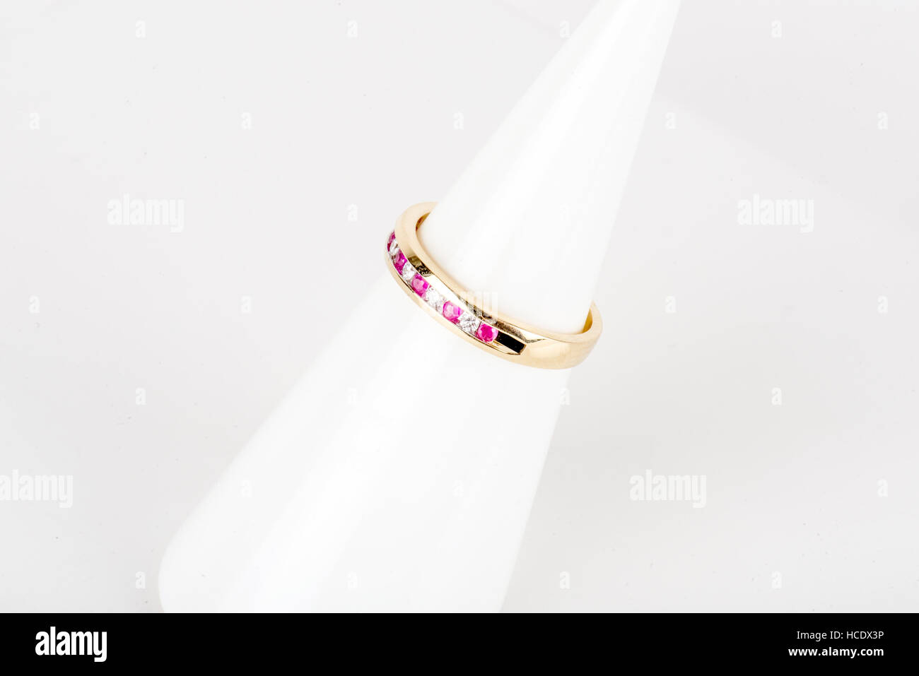 Diamant-Ring mit Gold und Silber und Edelsteinen. Schuss stehend oben und von oben. Stockfoto