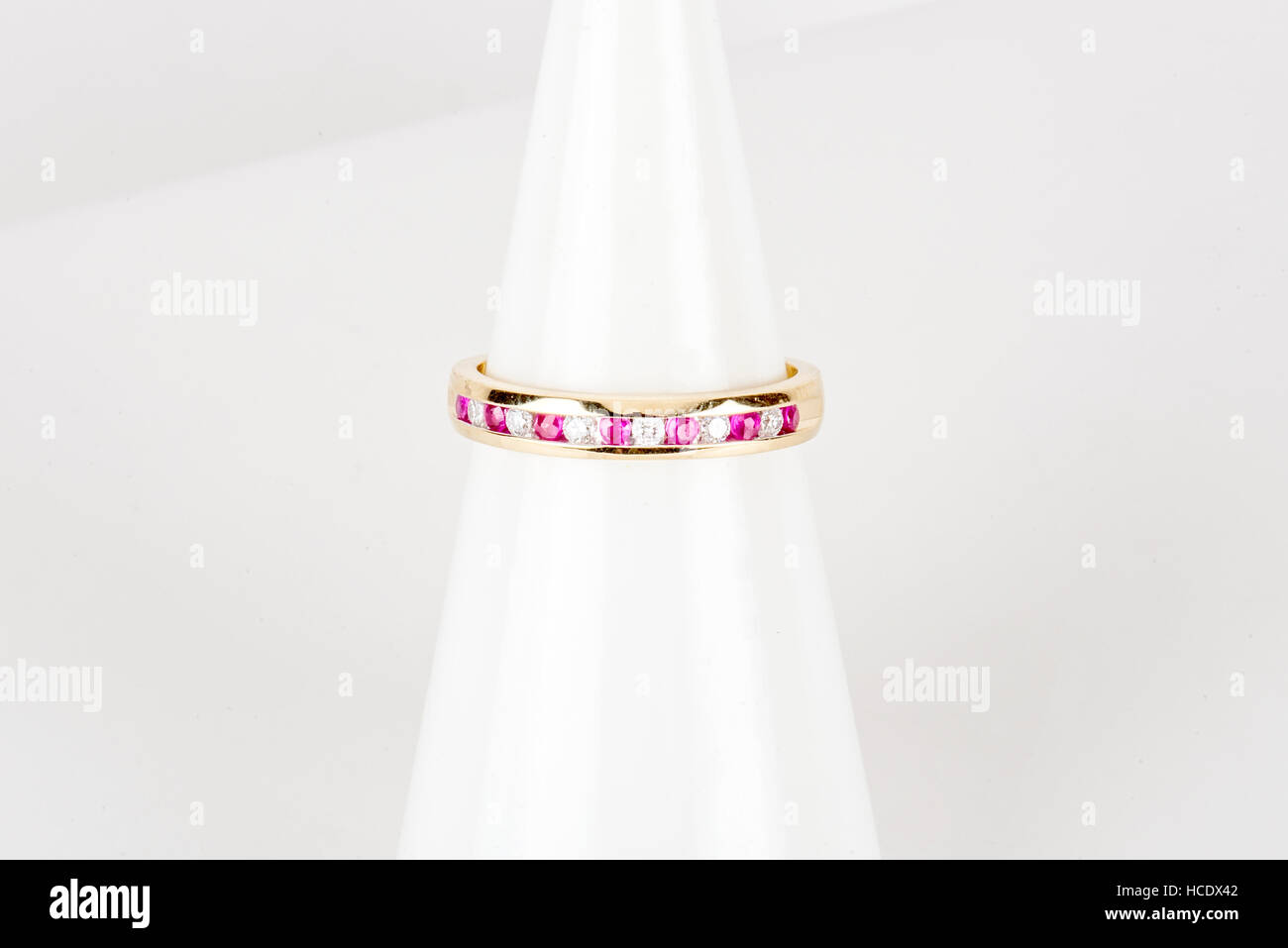 Diamant-Ring mit Gold und Silber und Edelsteinen. Schuss stehend oben und von oben. Stockfoto