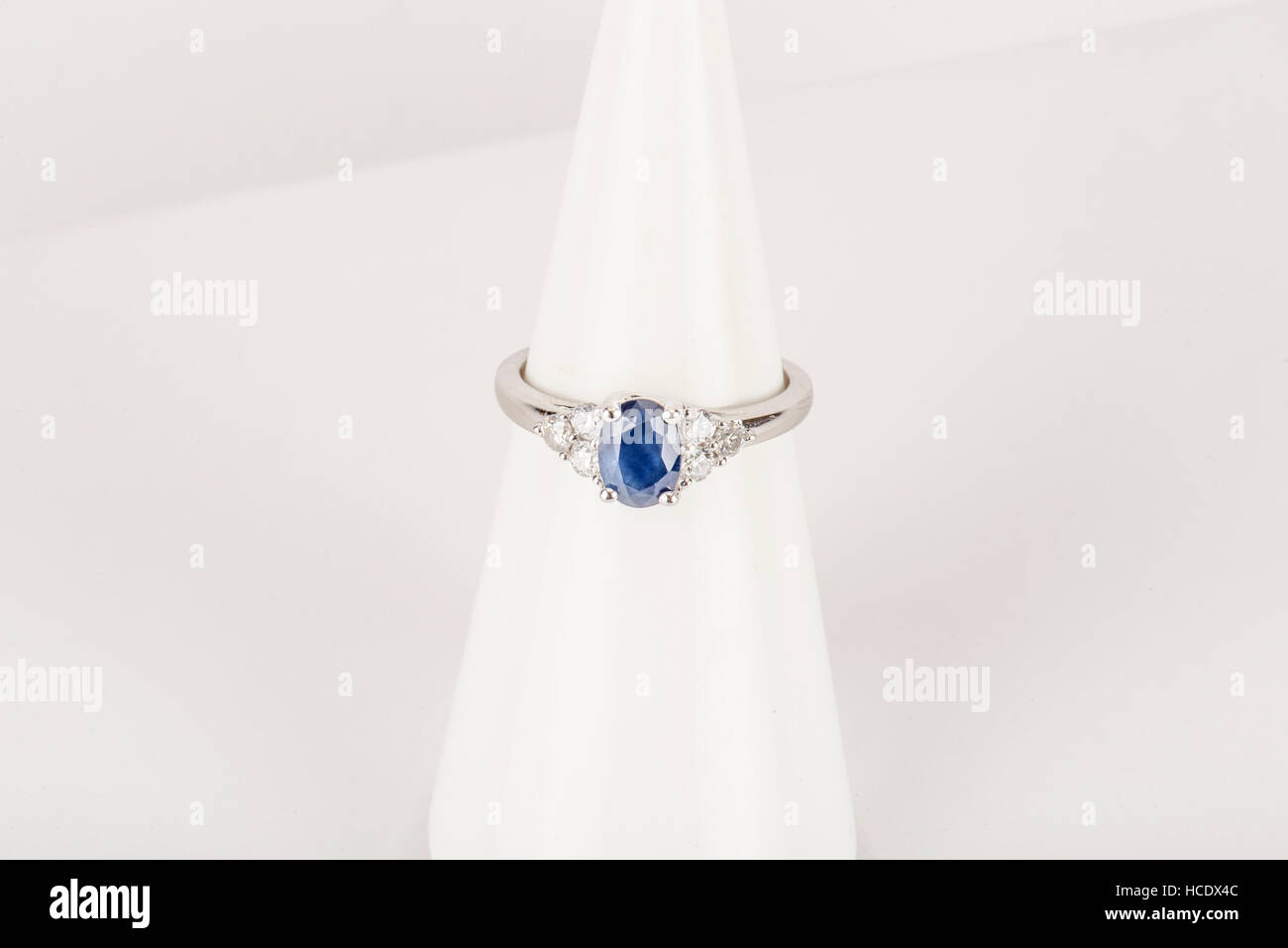 Diamant-Ring mit Gold und Silber und Edelsteinen. Schuss stehend oben und von oben. Stockfoto