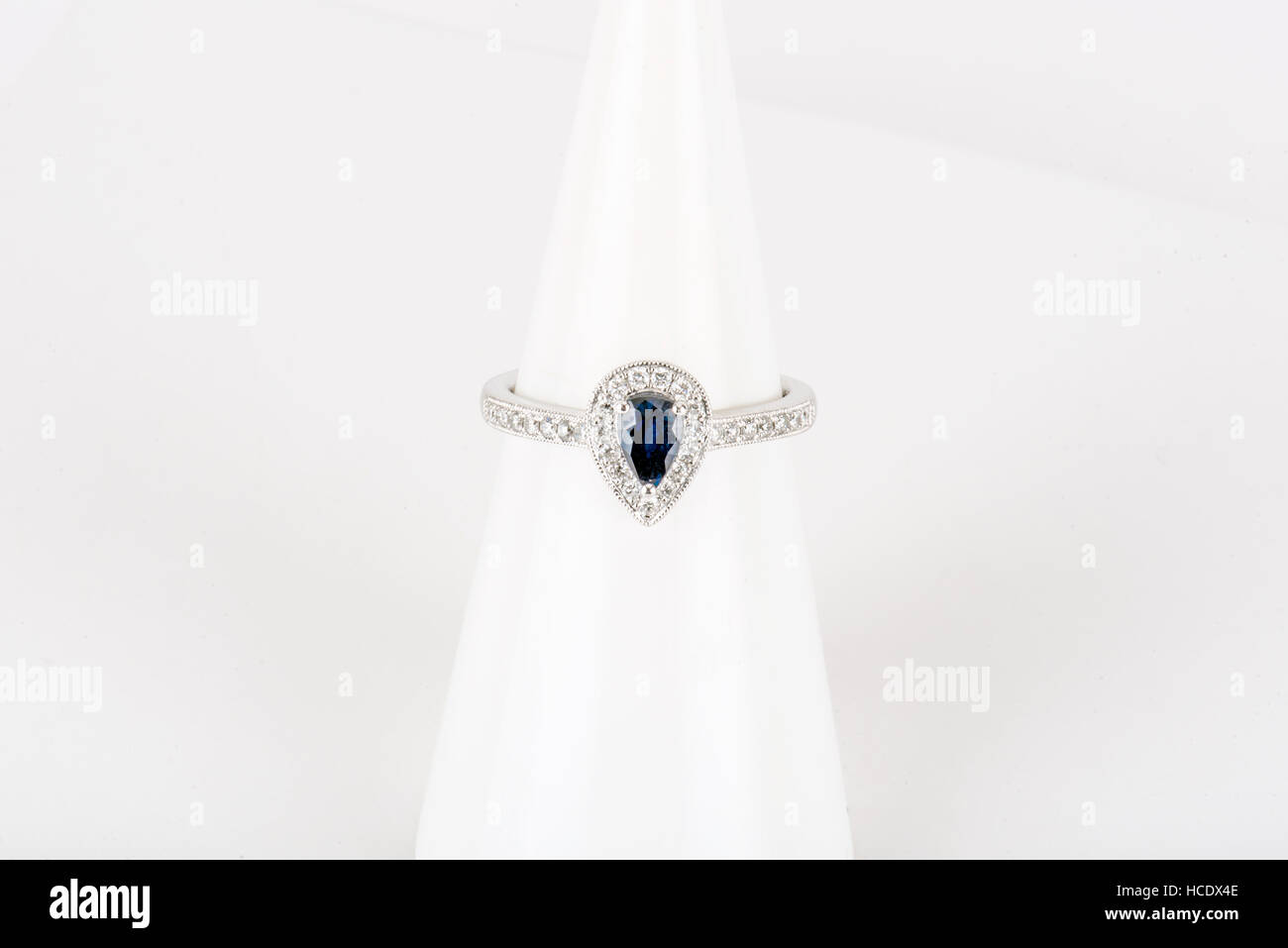 Diamant-Ring mit Gold und Silber und Edelsteinen. Schuss stehend oben und von oben. Stockfoto