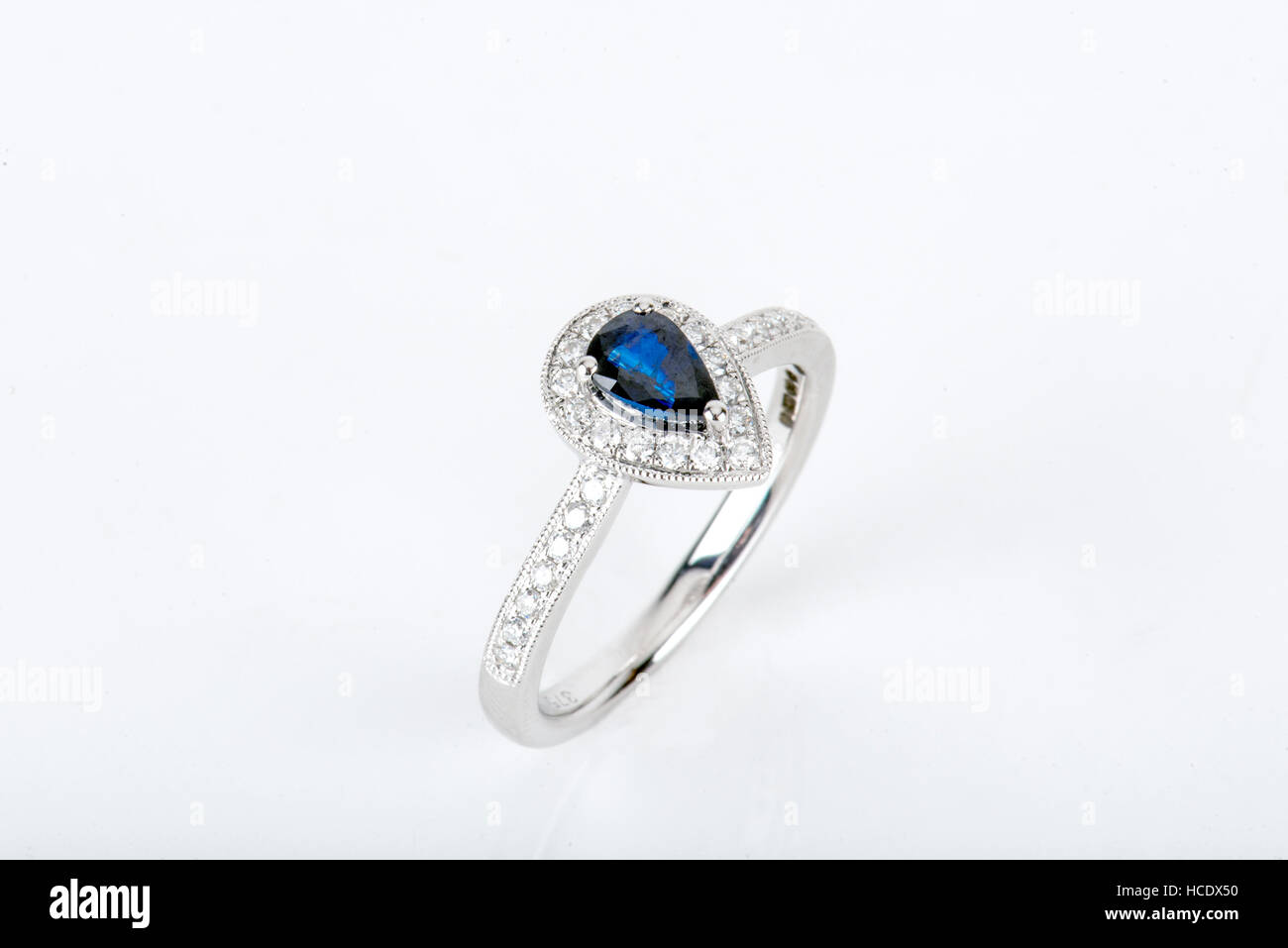 Diamant-Ring mit Gold und Silber und Edelsteinen. Schuss stehend oben und von oben. Stockfoto