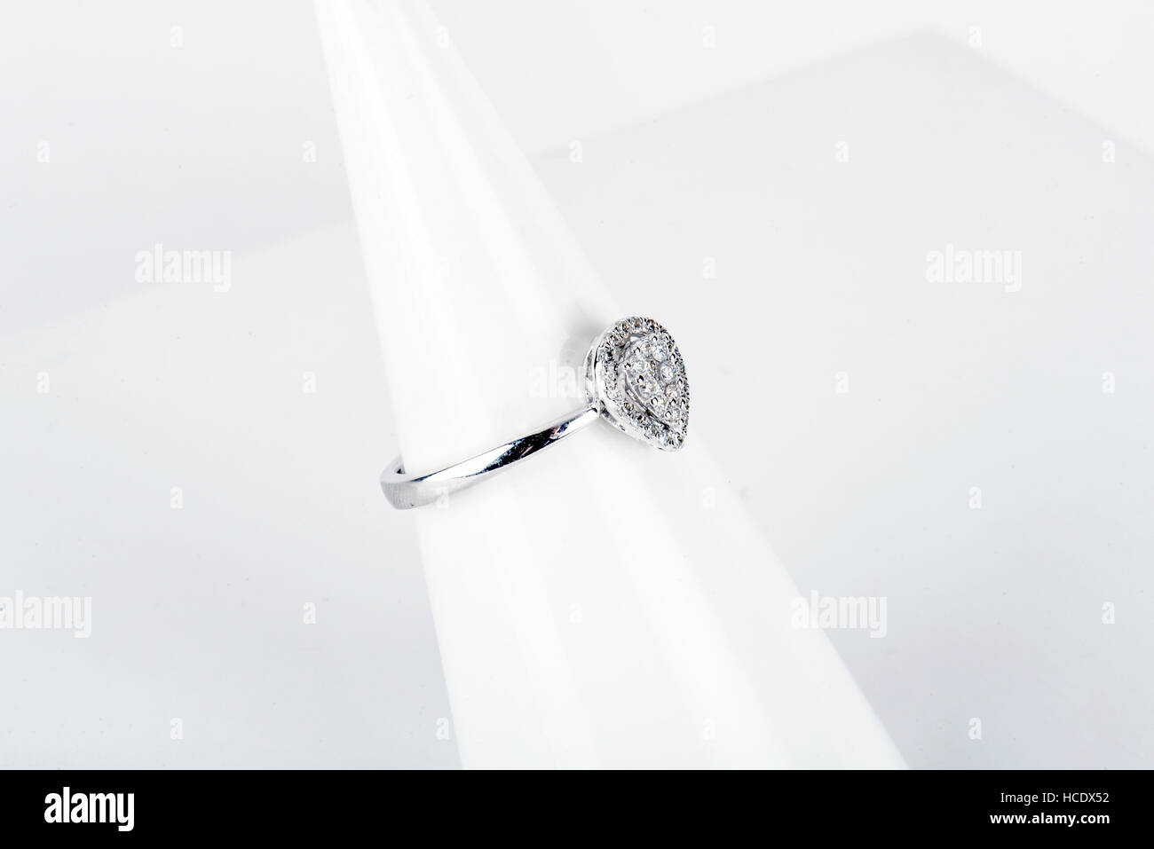 Diamant-Ring mit Gold und Silber und Edelsteinen. Schuss stehend oben und von oben. Stockfoto