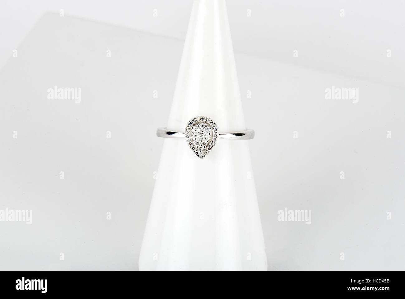 Diamant-Ring mit Gold und Silber und Edelsteinen. Schuss stehend oben und von oben. Stockfoto